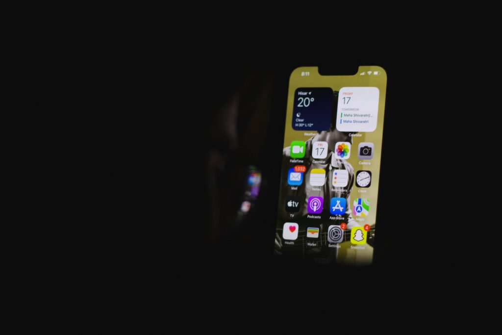a cell phone that is sitting in the dark